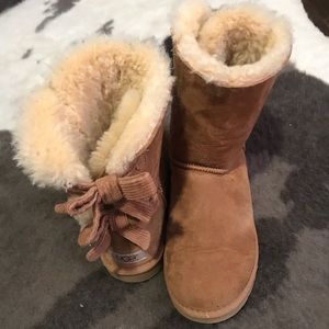 Short UGG boots with bows